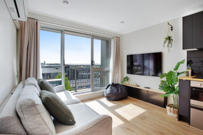 City Escape Apt with Views, Pool - Gym